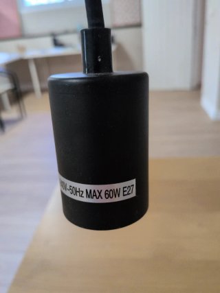 Lámpara de mesa madera y cable negro