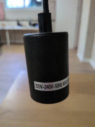 Lámpara de mesa madera y cable negro