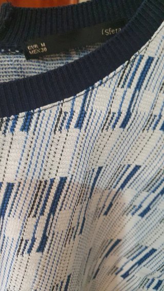 Camiseta tejida azul y blanca