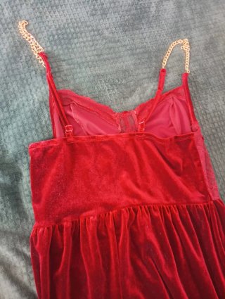 Mono rojo con cadenas