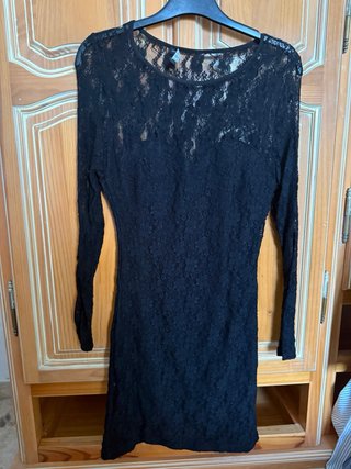 Vestido de encaje negro manga larga