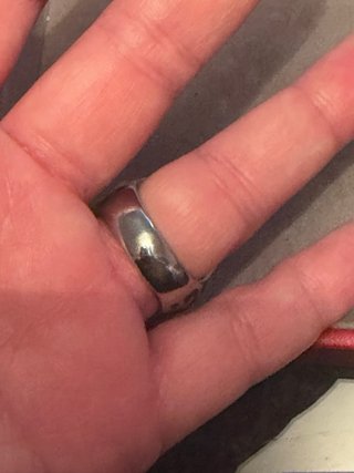 Anillo Negro y Plateado con Diseño