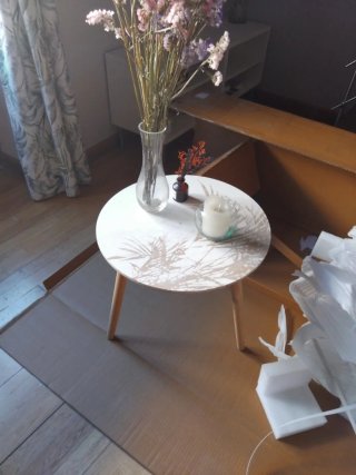 Mesa auxiliar redonda de madera y cristal