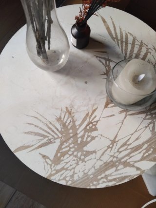 Mesa auxiliar redonda de madera y cristal