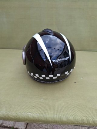 Casco de moto negro con visera