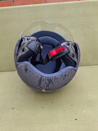 Casco de moto negro con visera