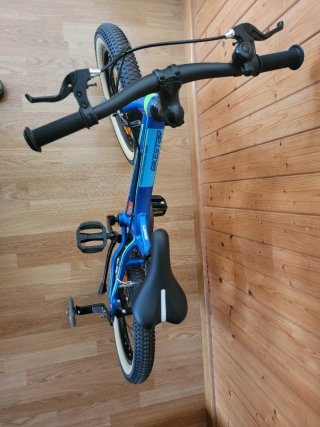 Bicicleta azul sin usar