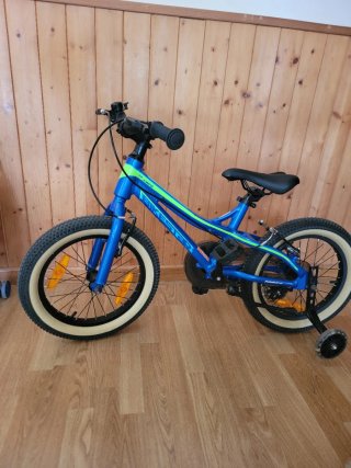 Bicicleta azul sin usar