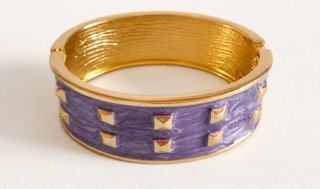 Pulsera rígida lila marmoleada con tachuelas