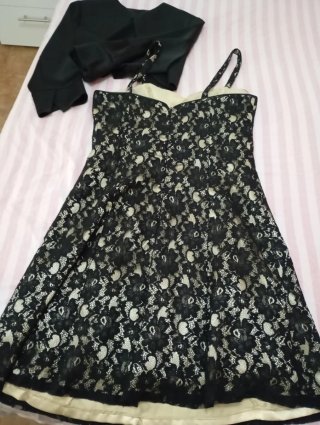 Vestido de fiesta negro y dorado con torera