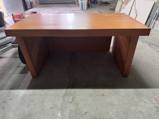 Mesa de escritorio de madera