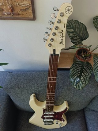 Yamaha Pacifica 112V mejorada