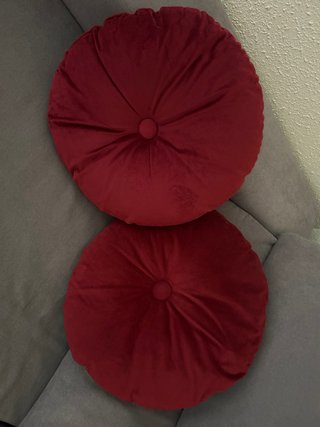 Cuscini rotondi in velluto rosso Ikea