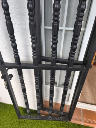 Reja de forja con puerta y cerradura