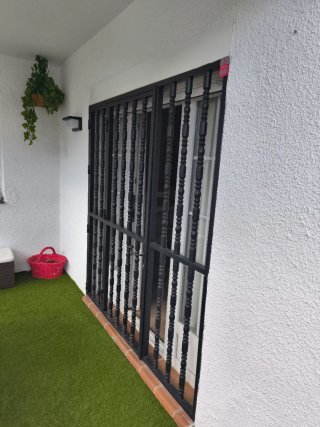Reja de forja con puerta y cerradura