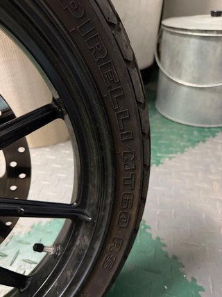 Ducati Scrambler Icon Amarilla y Plata