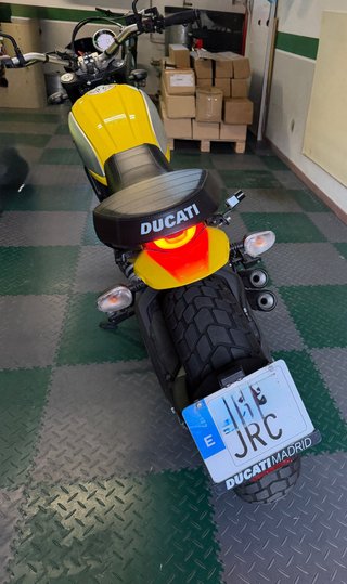Ducati Scrambler Icon Amarilla y Plata