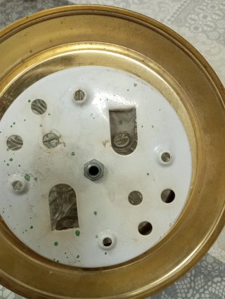Plafón de techo dorado y cristal