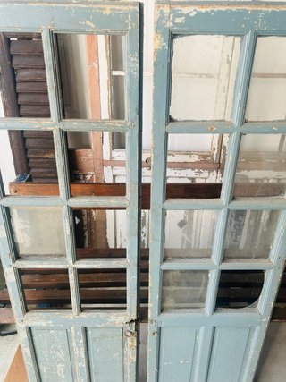 Puertas antiguas de madera con cristales