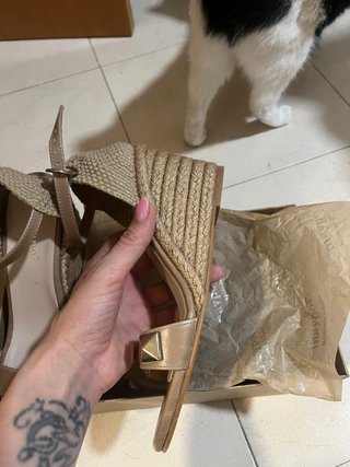 Sandalias cuña beige detalle dorado