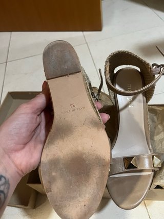 Sandalias cuña beige detalle dorado