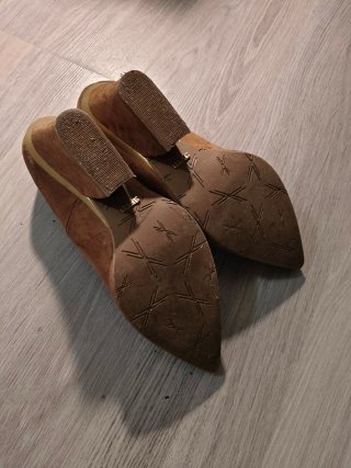 Zapatos de tacón marrones