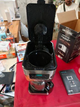 Cafetera Cecotec con pantalla LCD