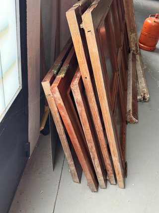 Puertas y marcos de madera interiores