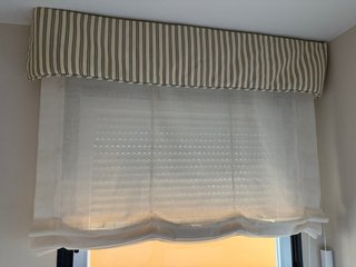 Cojín y banda cortinas rayas beige