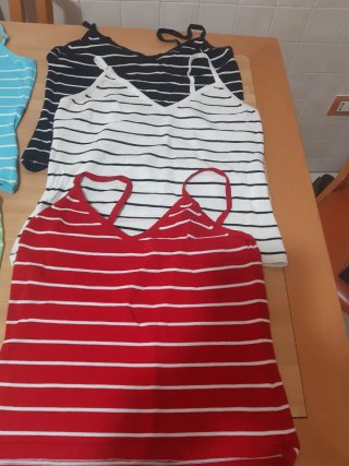 Top scollo a V € 8.50 cadauno  90%Viscosa ed elast