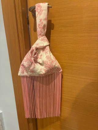 Bolso nudo Toile de Jouy rosa con flecos rosas
