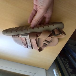 Sandalias planas plateadas con tiras