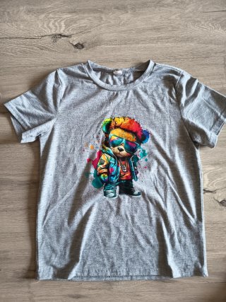 Camiseta gris con oso talla 130.