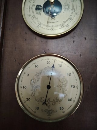 Estación meteorológica de madera y metal