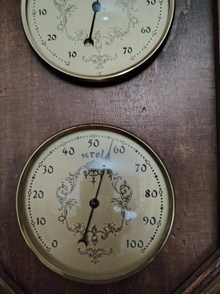 Estación meteorológica de madera y metal