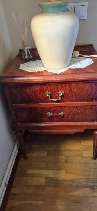 Cómoda y mesitas de noche de madera