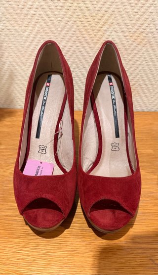 Zapatos de tacón Drastik piel rojos y madera.