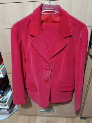 Traje chaqueta y pantalón rojo pana