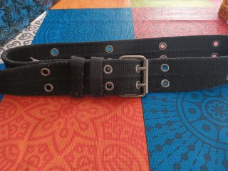 Cinturón infantil negro con ojales