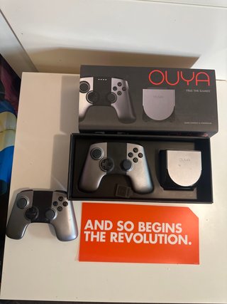 Consola OUYA con 2 mandos