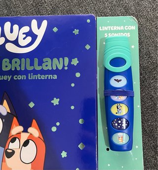 Libro Bluey con linterna