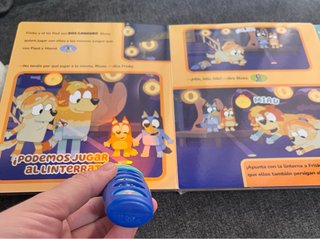 Libro Bluey con linterna