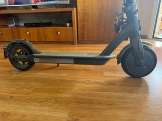 Patinete Eléctrico Negro con Casco