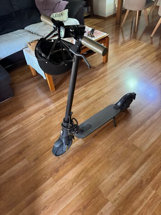Patinete Eléctrico Negro con Casco