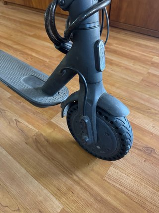Patinete Eléctrico Negro con Casco