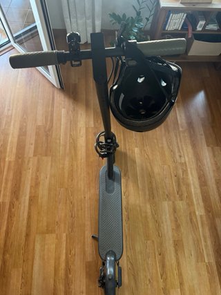 Patinete Eléctrico Negro con Casco