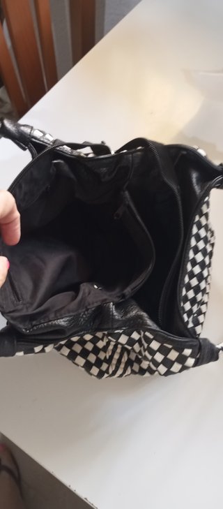 Bolso de hombro tejido blanco y negro