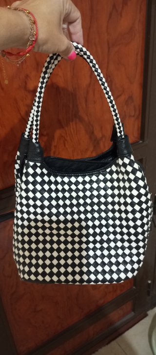 Bolso de hombro tejido blanco y negro