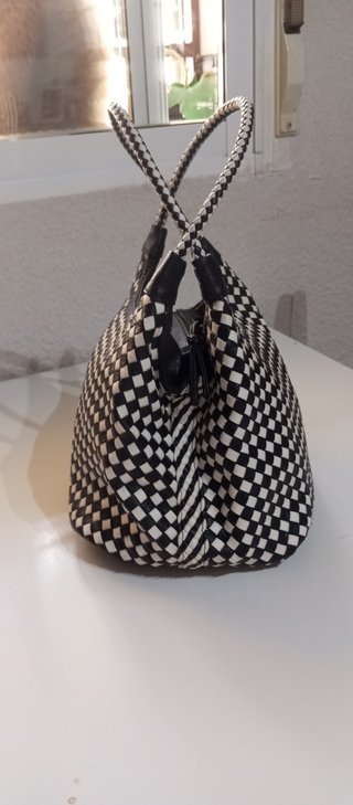 Bolso de hombro tejido blanco y negro