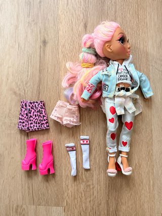 Muñeca Rainbow High con accesorios